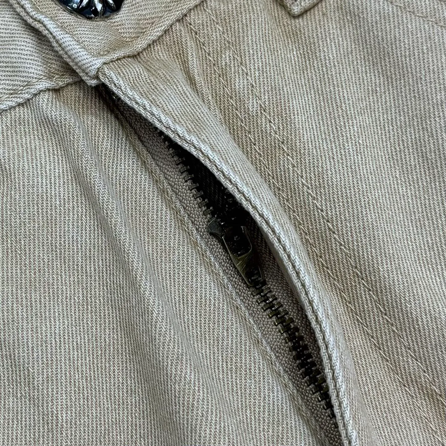 P240 Style No.: H849 ChromeHearts & Chrome Hearts [New on the unlabeled support platform] 2025 new khaki leather couple's washed jeans, top ceiling quality, styles with different washed textures, very friendly to people with thin legs and thick legs, straight and loose version very flattering leg shape, timeless moderate length, easy and casual to match, basic styling for various styles, a must-have in the wardrobe! The fabric is stiff but also makes the upper body soft without losing texture. The washing process is even more perfect. It is a must-have item for everyone! ! !  Size: 28-30-32-34 Color: Khaki